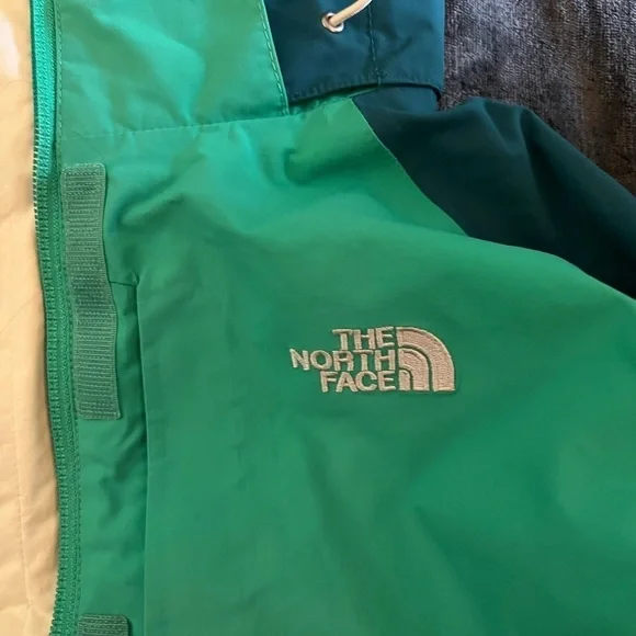 The NorthFace Women's Ski HyVent Jacket. - Picture 6 of 14